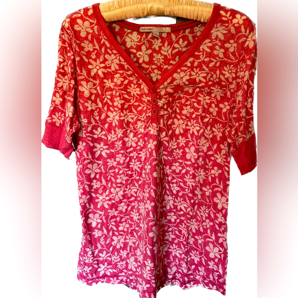 XXL Old Navy pink and white top- fits like a medium/large